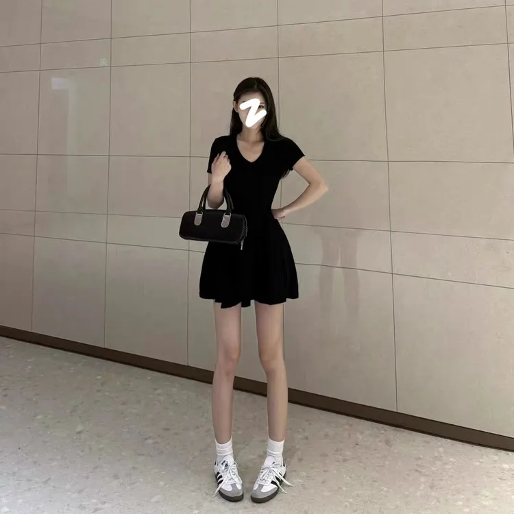 【现货】2025新款时尚v领收腰显瘦修身短款连衣裙夏天超漂亮小裙子