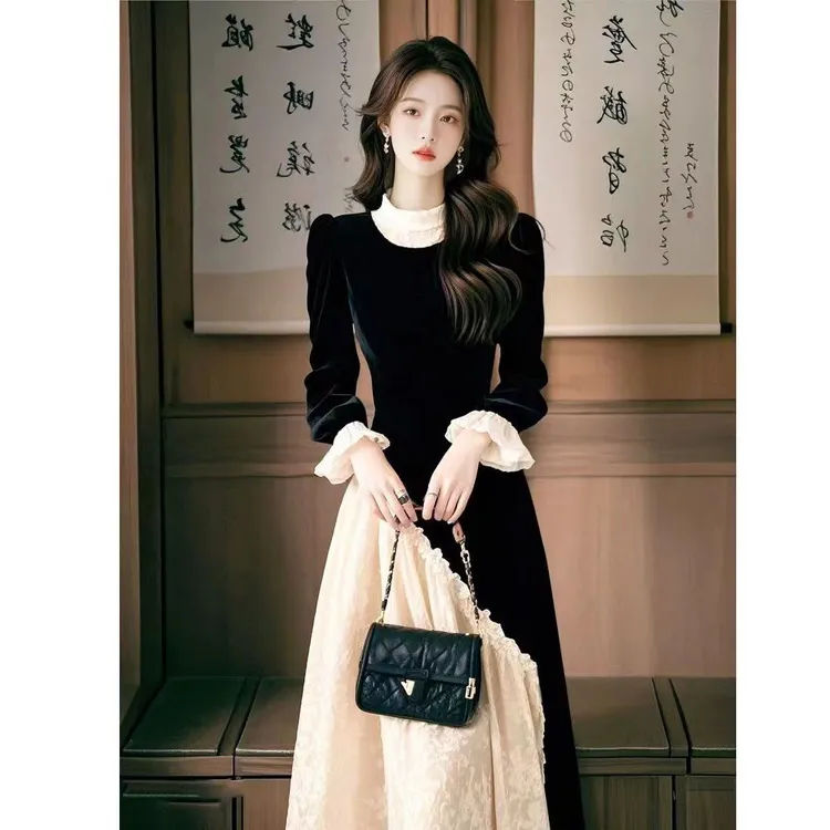 清冷松弛感气质显瘦小黑裙女2024秋冬新款时尚复古丝绒拼接连衣裙