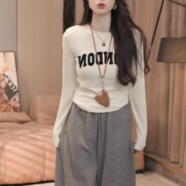 韩版设计感圆领字母植绒印花T恤女冬季2025新款长袖打底上衣