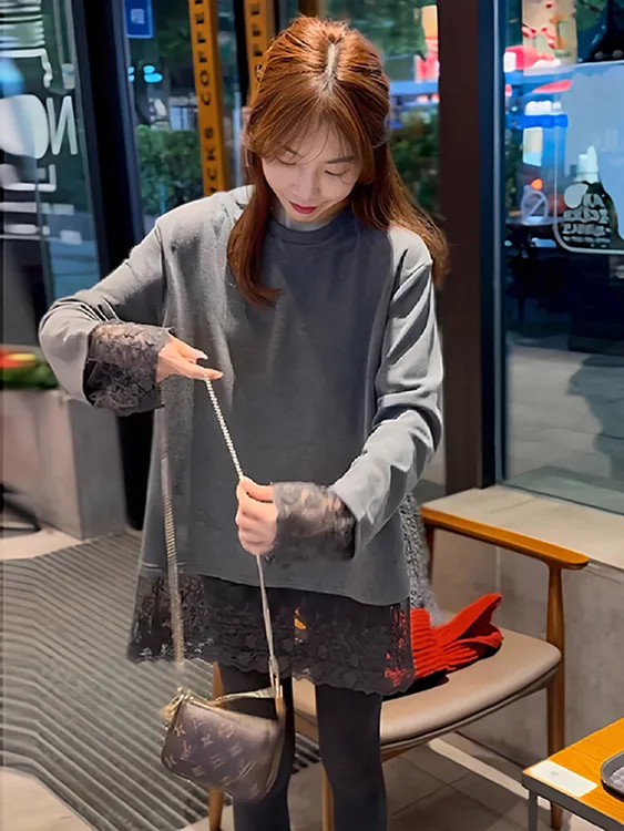 高级感蕾丝打底衫女春秋新款长袖t恤慵懒中长款搭配鲨鱼裤的上衣