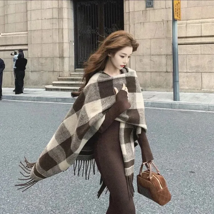 时尚格子仿羊绒大披肩女士2025年冬季保暖披风百搭斗篷外搭围巾厚