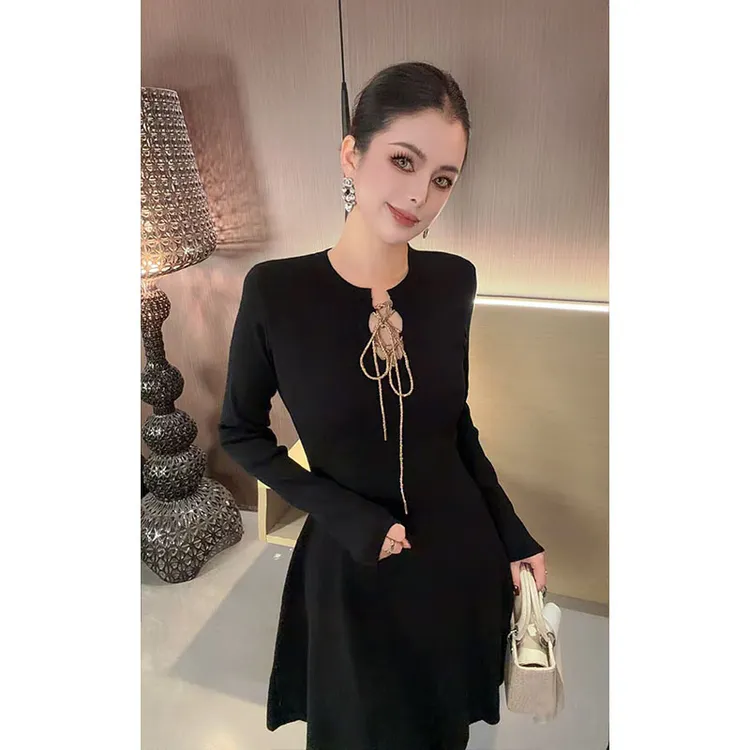 重工圆领拼接镂空针织长袖连衣裙Q31515