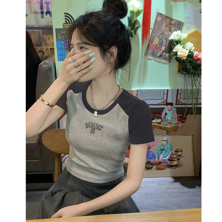 8843百搭撞色绣花正肩短袖t恤女圆领修身显瘦设计感小众短款上衣