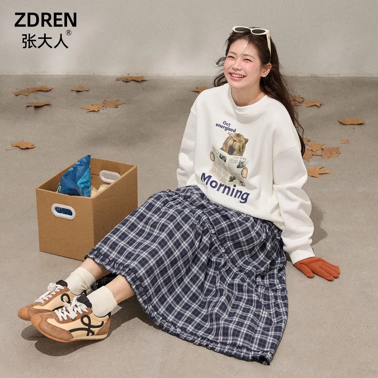 张大人【猫咪早报】大码女装微胖妹妹可爱猫咪报纸卫衣格纹蛋糕半裙