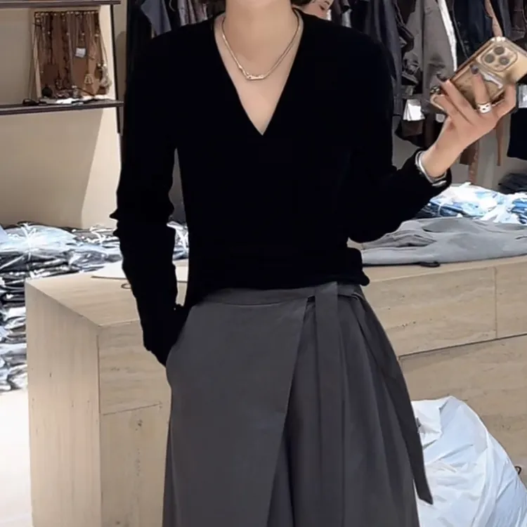 设计感轻奢秋季长袖V领T恤女2025新款秋季显瘦简约气质时尚上衣