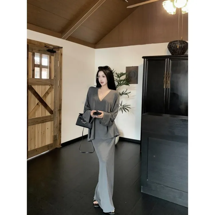 慵懒风覆古灰色v领长袖T恤上衣女秋季复古港风红色两件套上衣