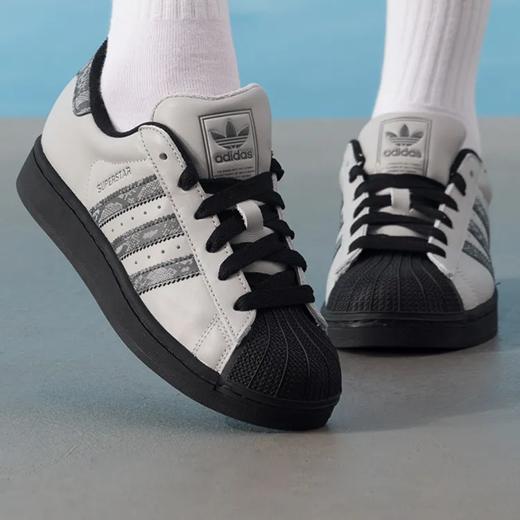 【冬日穿搭】阿迪达斯三叶草情侣鞋SUPERSTAR2灰蛇纹经典贝壳板鞋