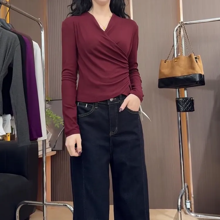 十三行2025秋季新款设计感V领交叉显瘦褶皱深灰色内搭T恤上衣女