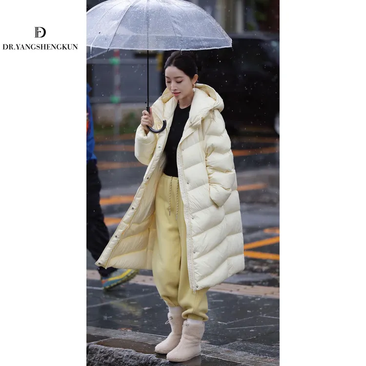 杨圣坤2025冬季新品泡芙云朵90白鹅绒长款连帽羽绒服女EY25101702
