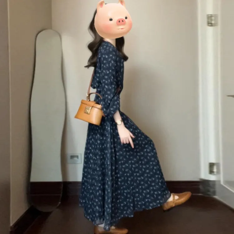 高级感穿搭法式气质蓝色v领碎花连衣裙子女秋2025新款小个子长裙