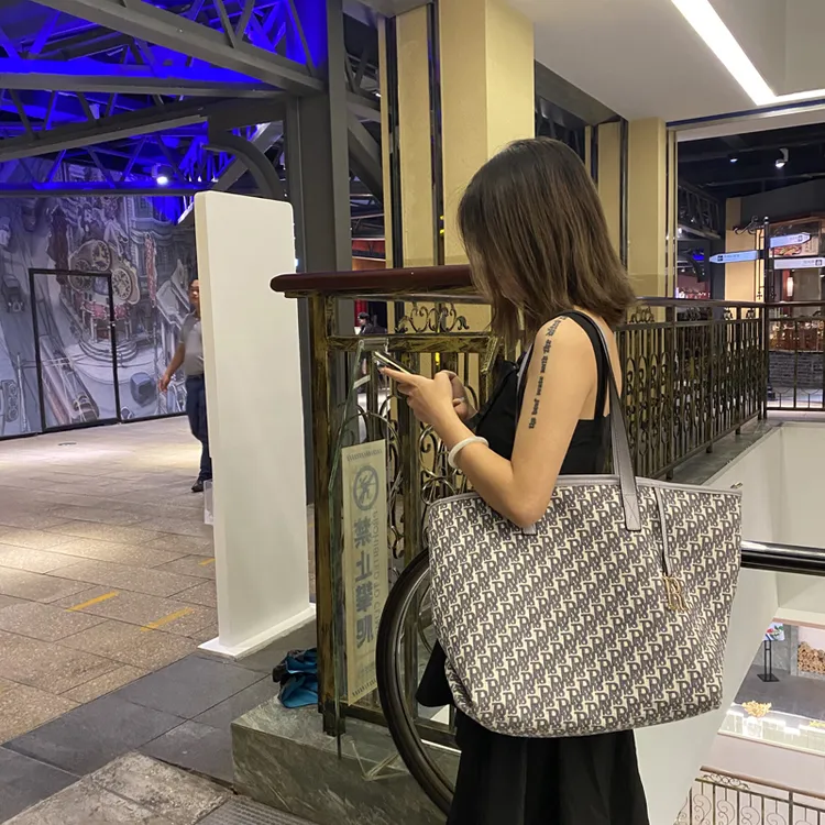 香港正品大托特包包女2025年新款包包大容量购物袋百搭单肩大包女