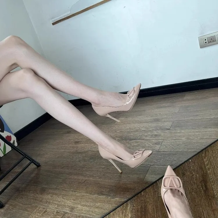 裸色高跟鞋女2025新款秋季V家扣尖头细跟绝美法式漆皮气质单鞋春
