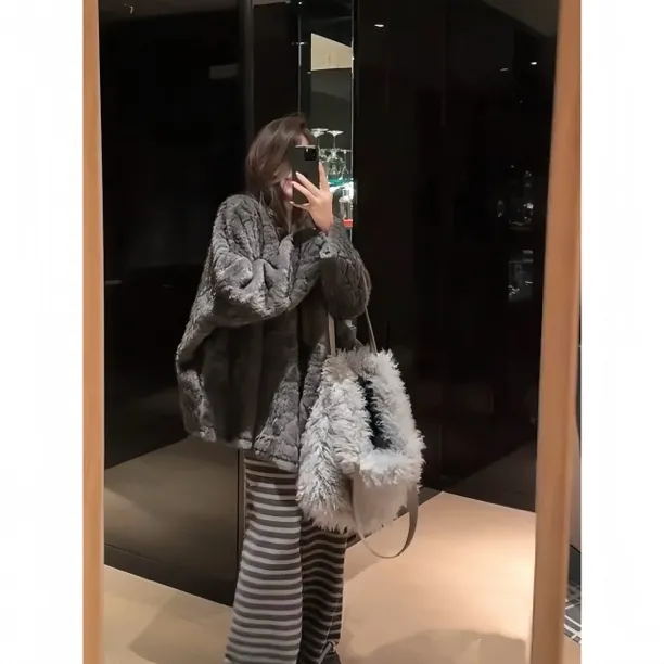 云雾石狐厚实保暖蝙蝠袖皮毛一体披肩式外套女慵懒顺滑环保毛大衣