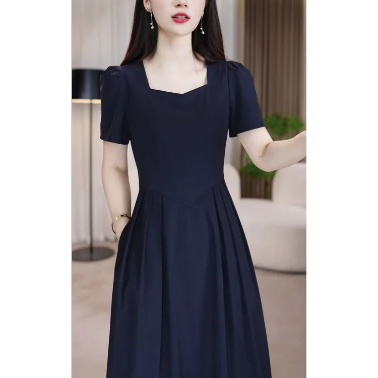 时尚百搭纯色短袖连衣裙女2026夏季新款气质显瘦中长款方领休闲裙