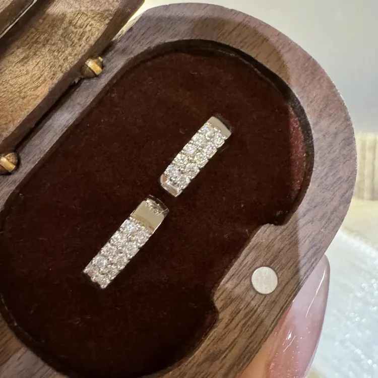 Pt950镶嵌天然钻石双排钻耳扣