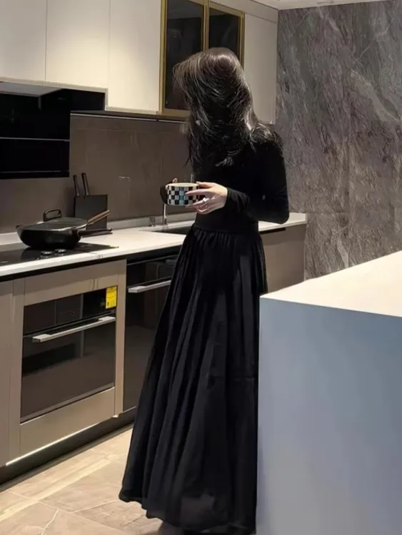 黑色连衣裙女秋季2025新款两面穿露背小心机收腰显瘦大摆长袖裙子