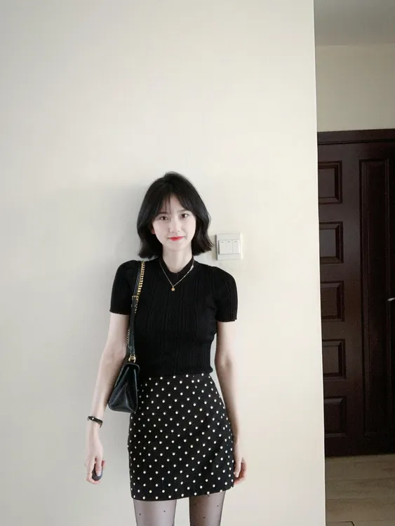 【法式自在】夏季气质高级感黑色修身短款上衣黑色波点半身裙女套装