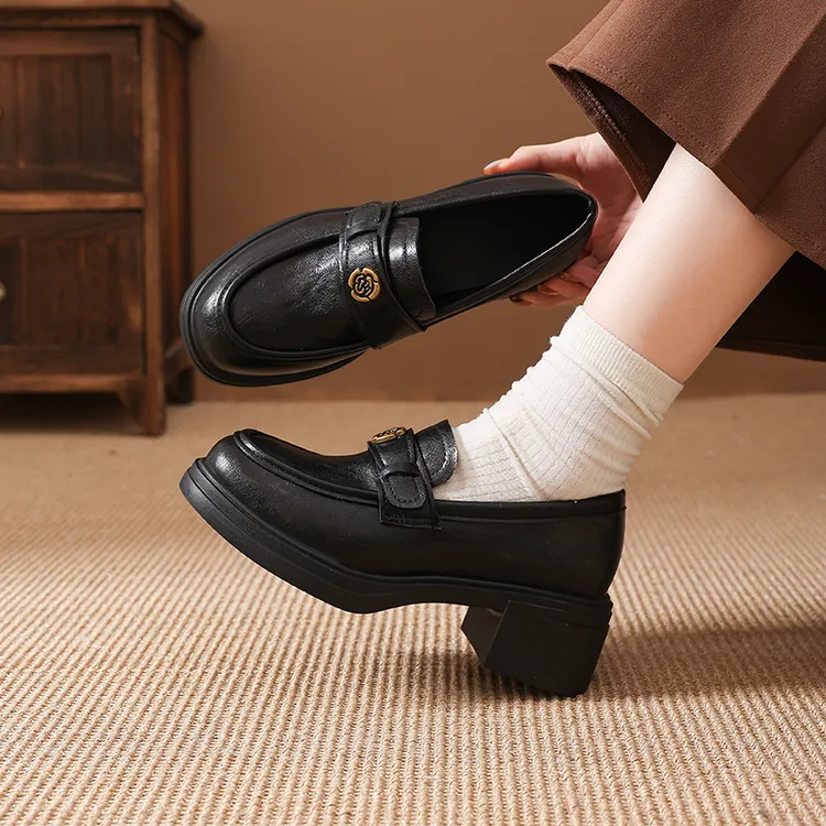 复古英伦风厚底山茶花时尚乐福鞋女2026春新款黑色单鞋粗跟小皮鞋