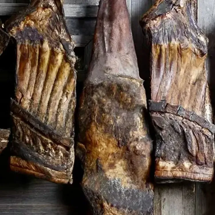 高山农家土猪柏树柴火烟熏腊肉五花猪蹄整块称重售卖