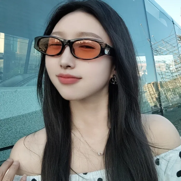 2025新款黑框条纹茶色猫眼墨镜女椭圆防晒太阳镜显瘦高级感眼镜