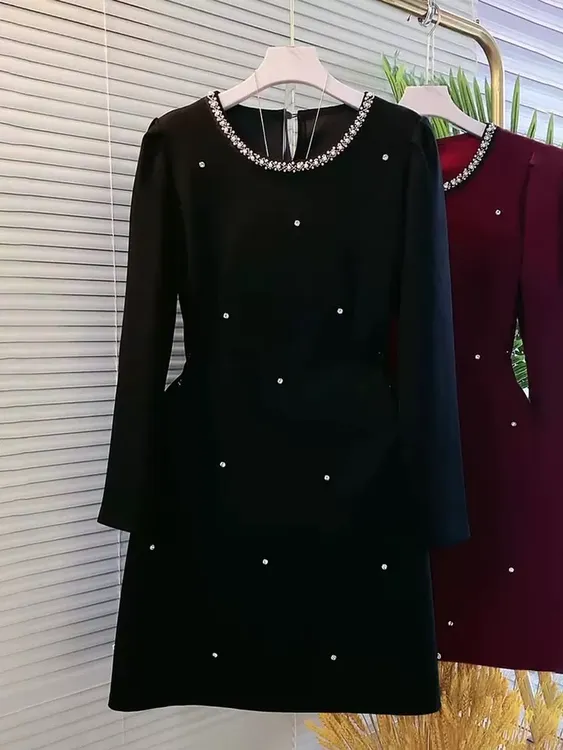 重工圆领修身显瘦连衣裙