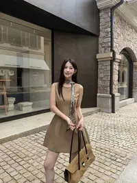 2025秋季新款极简主义轻奢高级感圆领无袖连衣裙女优雅气质显瘦款