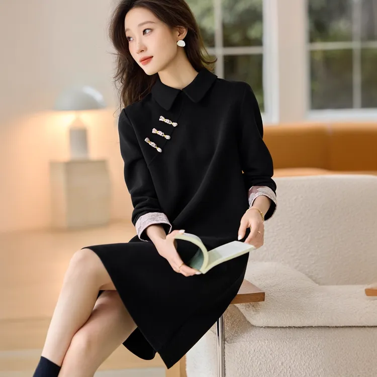 新中式国风卫衣连衣裙2025年春季翻领宽松直筒遮肚拼接设计中长裙