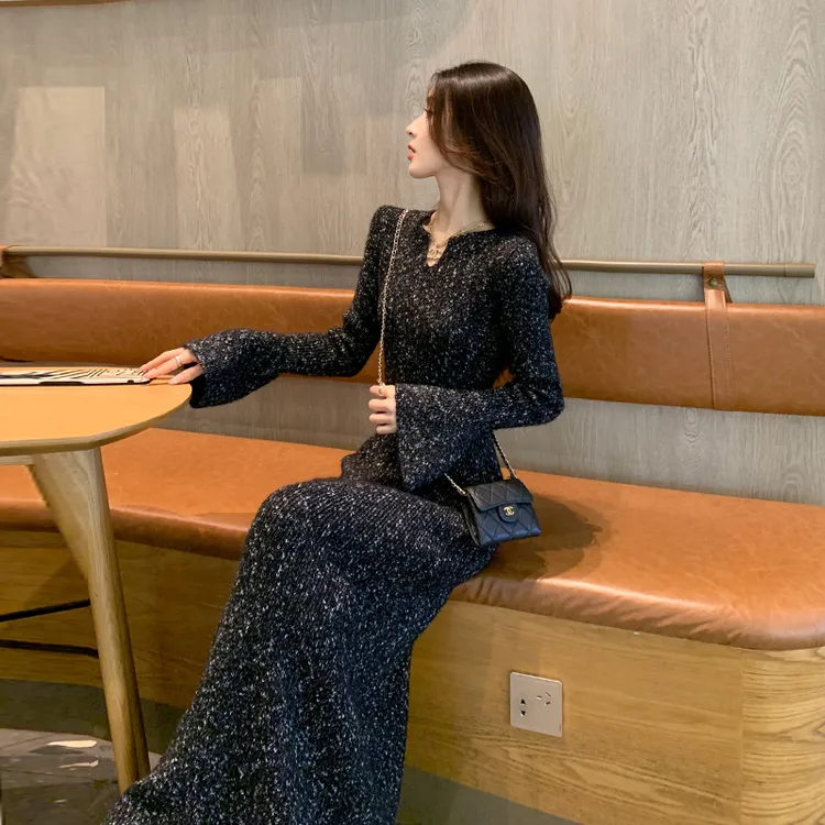 法式V领喇叭袖连衣裙女秋冬收腰显瘦气质针织包臀百搭打底长裙子
