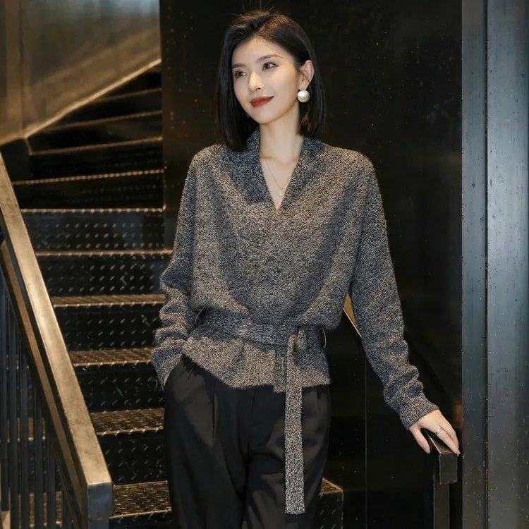 慵懒黑色V领毛衣外套女秋冬高级感洋气减龄系带收腰针织开衫上衣