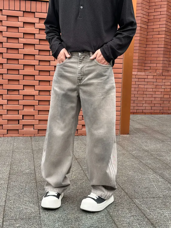 秋季宽松弯刀洗水轧染复古美式高街侧边三条杠设计潮流时尚牛仔裤