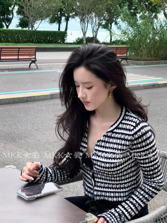 复古撞色条纹圆领针织开衫女秋季设计感修身毛衣外套气质长袖上衣