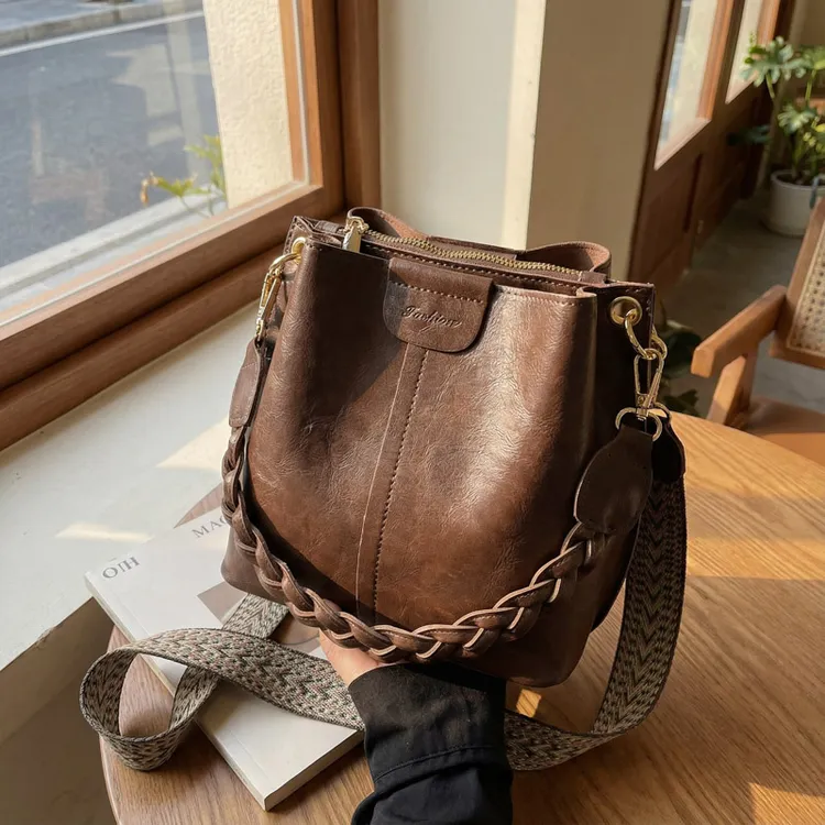 高级感复古水桶包女2026新款百搭流行美拉德质感宽肩带单肩斜挎包