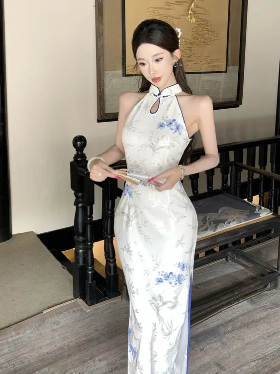 新中式素雅无袖性感挂脖旗袍2025年新款夏季少女年轻款修身连衣裙