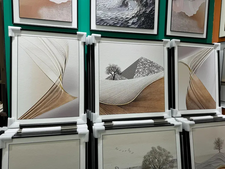 简约轻奢奶油风珠光砂肌理精雕沙发背景装饰画