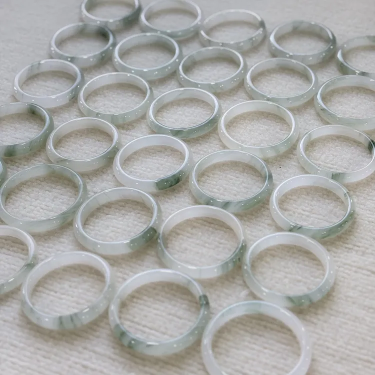 天然A货天山翠冰底飘花手镯（定制多样性发货拍一发一）