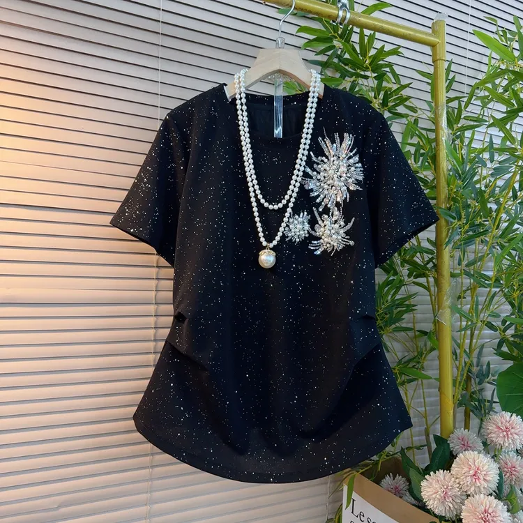 8668胖mm欧货时尚圆领掐褶重工钻立体花朵洋气显瘦设计感短袖衫