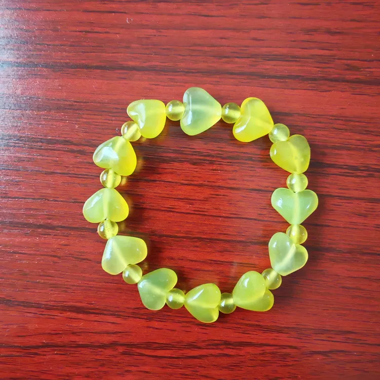 天然岫玉手串，黄，金，玉，爱心尺寸1.1cmx1.4cmx0.76mm配卡6珠