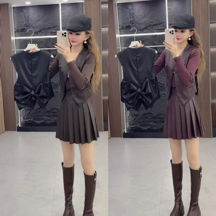 精品0661 秋季洋气减龄蝴蝶结马甲 加打底衫 加百褶裙 三件套