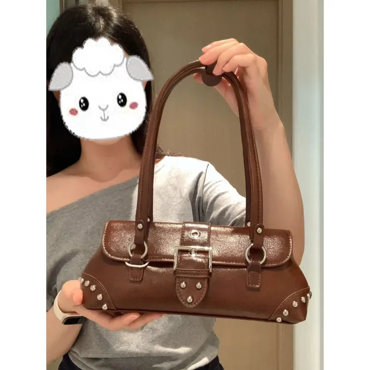 高级感中古腋下包包女2025新款铆钉单肩通勤包小众大容量枕头包潮