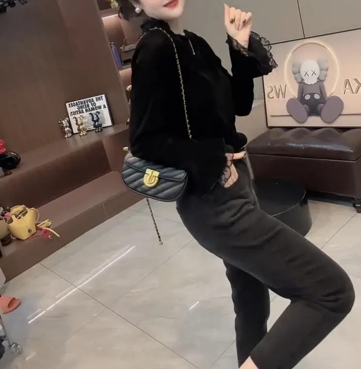 高级洋气显瘦木耳边喇叭袖丝绒小衫