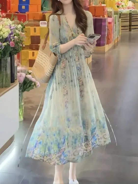 1362 轻奢大牌高级感气质V领碎花连衣裙2025夏季新款收腰显瘦长裙