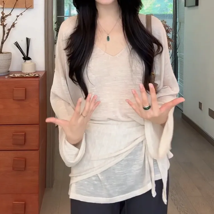轻盈舒爽V领简约杏色宽松慵懒感针织衫LK2506252