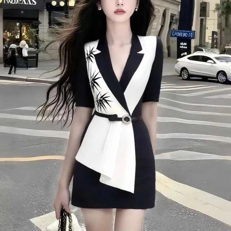 轻熟知性风黑白撞色拼接V领修身收腰短袖包臀连衣裙女时尚女装