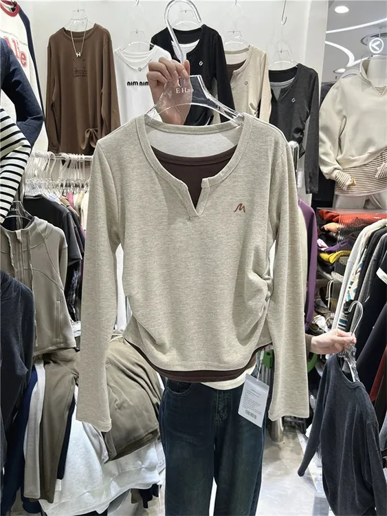 美拉德色系拼接撞色设计款T恤秋季通勤风时尚百搭刺绣图案上衣女