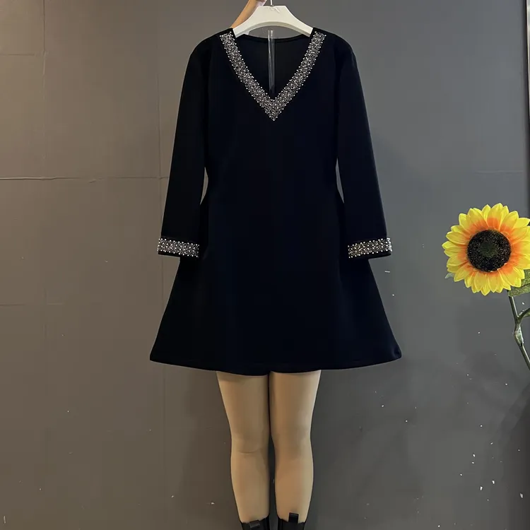 新款时尚重工镶钻气质V领显瘦遮肉A字版小黑裙