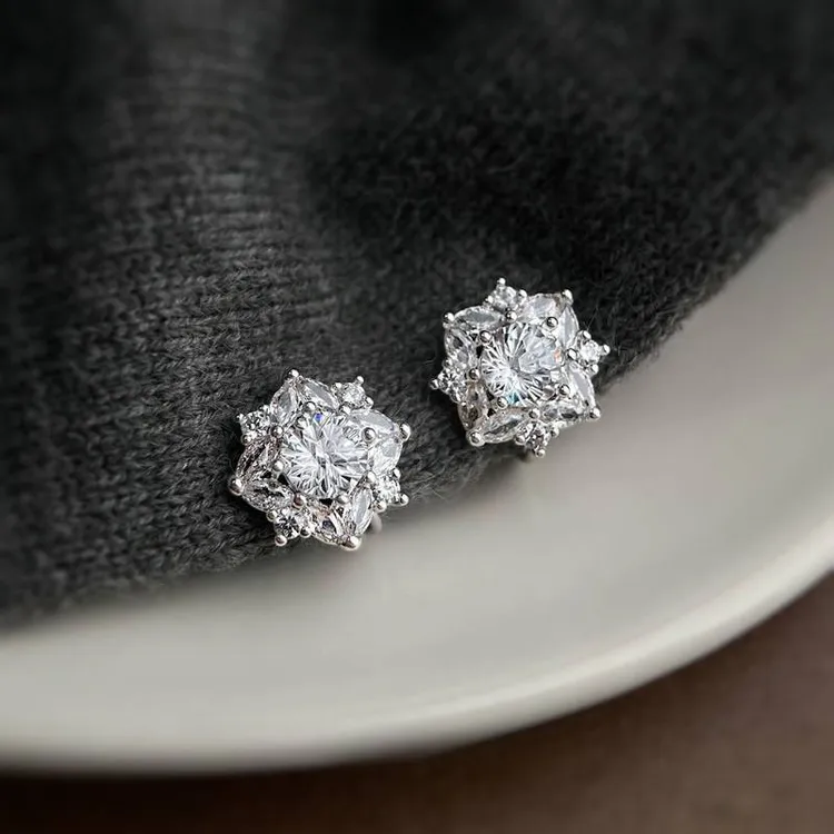 铜合金耳饰 镶锆花朵镀白金蚊香盘耳夹爆闪气质轻奢高级感无耳洞