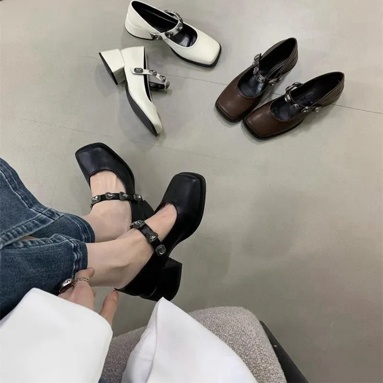 带玛丽珍鞋女2025春款复古水钻方头小皮鞋中跟高跟学院风单鞋棕色