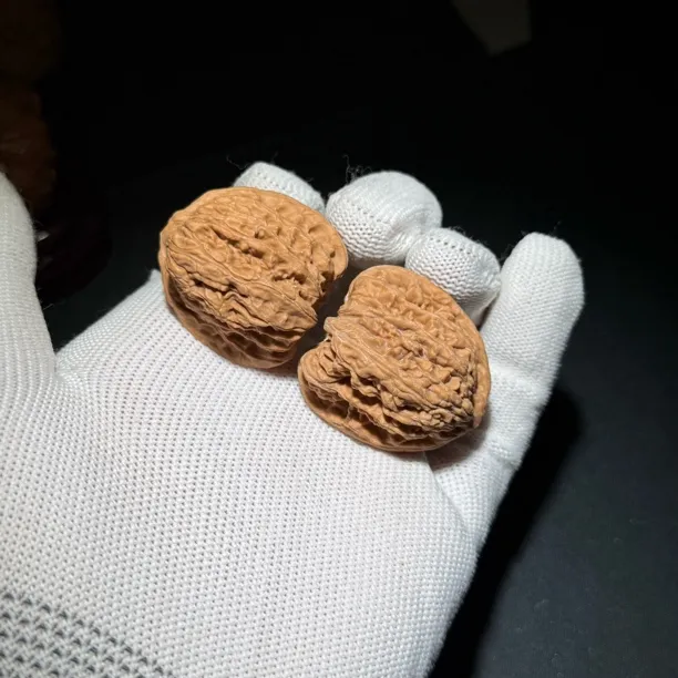 716全品无修手捻密纹狮子头文玩核桃三角桩尺寸:边32肚32高33