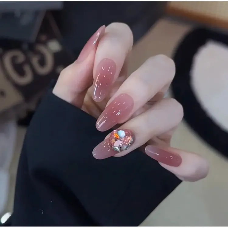 【乌梅子酱】氛围感秋冬裸色爆闪显白晕染无名指带钻纯手工穿戴甲