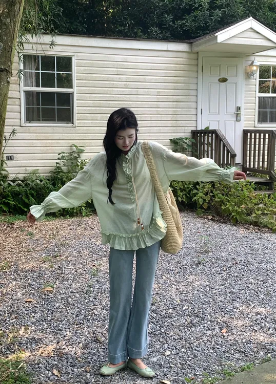2025早秋新款法式V领木耳边系带绿色喇叭袖衬衫上衣女百搭牛仔裤